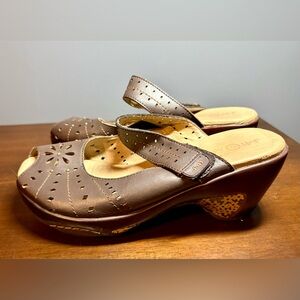 Women’s J-41 Adventure - "Vineyard" wedge sandals in brown leather - size 6.5.